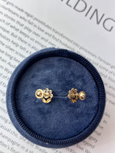 Load image into Gallery viewer, Vintage 14K Yellow Gold Lapis Lazuli Flower Studs.