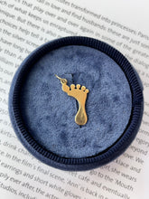 Load image into Gallery viewer, Vintage 14K Yellow Gold Footprint Charm Pendant.