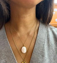 Load image into Gallery viewer, Vintage Mary Cameo Pendant Necklace