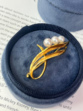 Load image into Gallery viewer, Vintage 18K Yellow Gold  Mikimoto Cultured Pearl Brooch