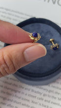 Load and play video in Gallery viewer, Vintage 14K Yellow Gold Lapis Lazuli Flower Studs.