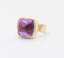 Load image into Gallery viewer, Vintage Cabochon Cut Amethyst 14K Yellow Gold Ring