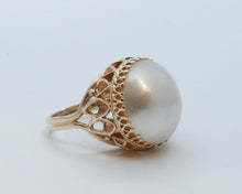 Load image into Gallery viewer, Vintage 14K Yellow Gold 19MM Mabe Pearl Ring