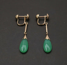 Load image into Gallery viewer, Vintage 14K Yellow Gold Green Chrysoprase Drop Earrings, Screw Back Earrings.