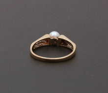 Load image into Gallery viewer, Vintage 14K Yellow Gold Cultured Pearl Filigree Ring Band.