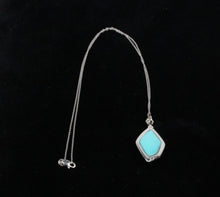 Load image into Gallery viewer, Vintage 14K White Gold Blue Labradorite Pendant Necklace.