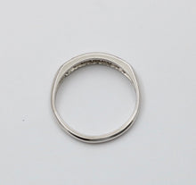 Load image into Gallery viewer, Vintage Diamonds Platinum Wedding Band