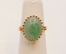 Load image into Gallery viewer, Vintage Ladies Natural Jade 14K Yellow Gold Ring