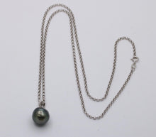 Load image into Gallery viewer, Vintage Tahitian Black Pearl Pendant and Chain 14K White Gold