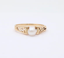 Load image into Gallery viewer, Vintage 14K Yellow Gold Cultured Pearl Filigree Ring Band.