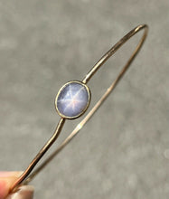 Load image into Gallery viewer, Vintage Star Sapphire 18K Yellow Gold Bangle