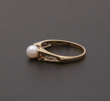 Load image into Gallery viewer, Vintage 14K Yellow Gold Cultured Pearl Filigree Ring Band.