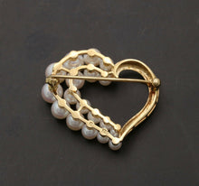 Load image into Gallery viewer, Mikimoto Heart 18K Yellow Gold Akoya Pearls Brooch Pin
