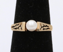 Load image into Gallery viewer, Vintage 14K Yellow Gold Cultured Pearl Filigree Ring Band.