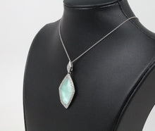 Load image into Gallery viewer, Vintage 14K White Gold Blue Labradorite Pendant Necklace.