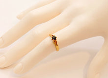 Load image into Gallery viewer, Vintage Ladies Solitaire Blue Sapphire 18K Yellow Gold Ring