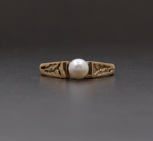 Load image into Gallery viewer, Vintage 14K Yellow Gold Cultured Pearl Filigree Ring Band.