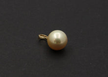 Load image into Gallery viewer, Classic Elegant Large 11.7 mm Golden Pearl Vintage Gold Pendant, Necklace.