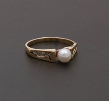 Load image into Gallery viewer, Vintage 14K Yellow Gold Cultured Pearl Filigree Ring Band.