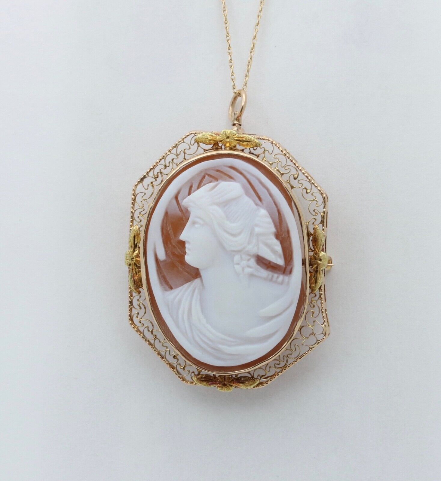 Victorian Carved Cameo 14K Yellow Gold Pendant Brooch