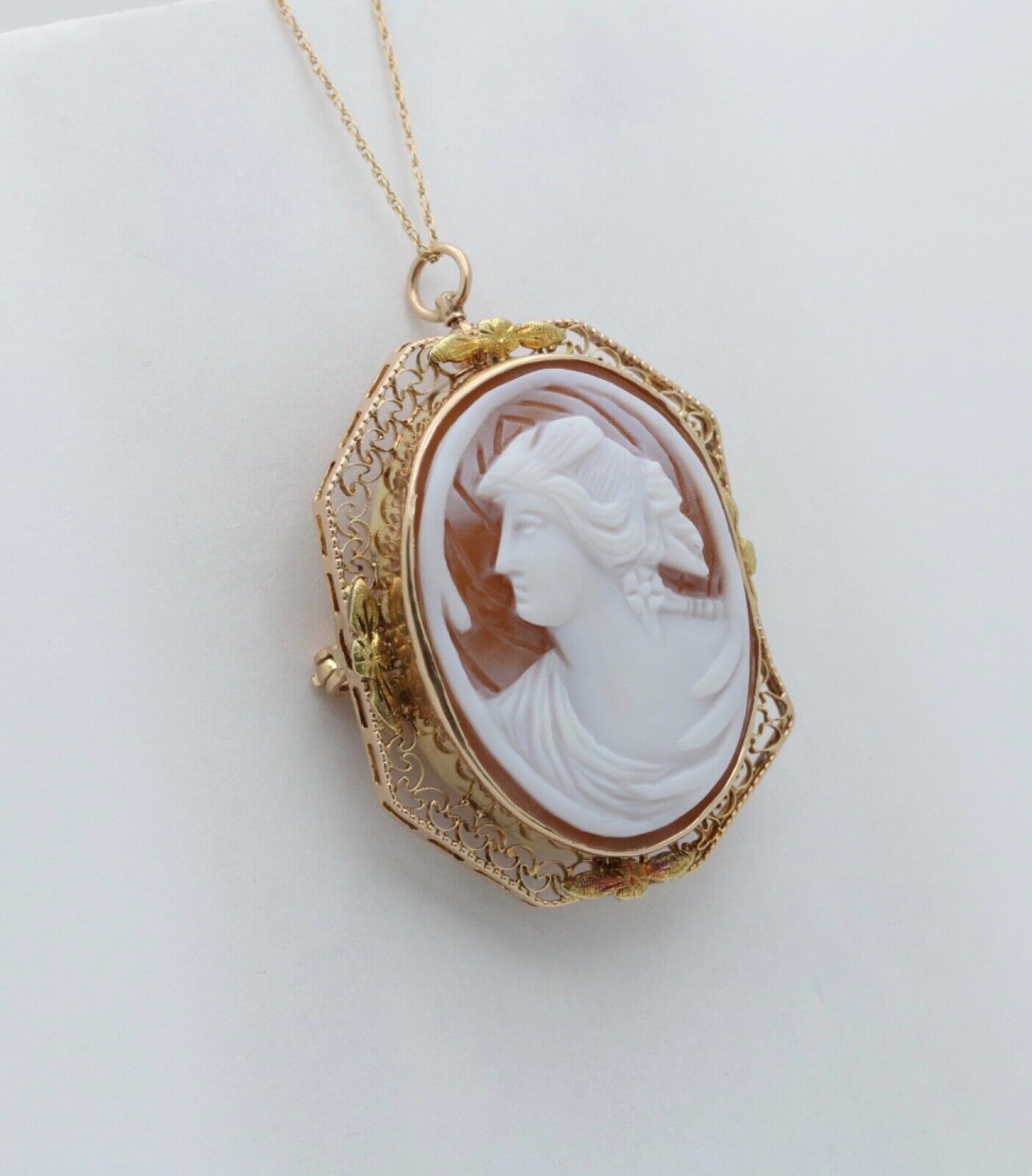 Victorian Carved Cameo 14K Yellow Gold Pendant Brooch