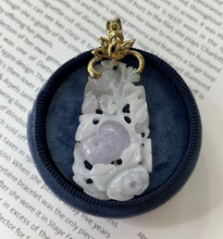 Load image into Gallery viewer, Vintage 14K Yellow Gold Carved Lavender Jade Immortality Pendant
