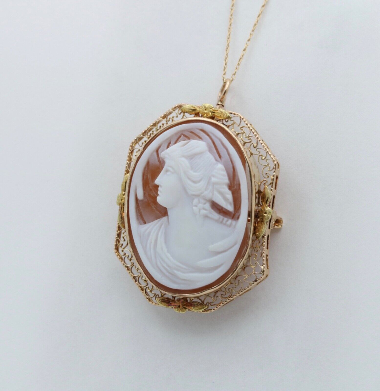 Victorian Carved Cameo 14K Yellow Gold Pendant Brooch