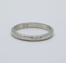 Load image into Gallery viewer, Vintage 1957&#39; Orange Blossom Flower Platinum Wedding Band.
