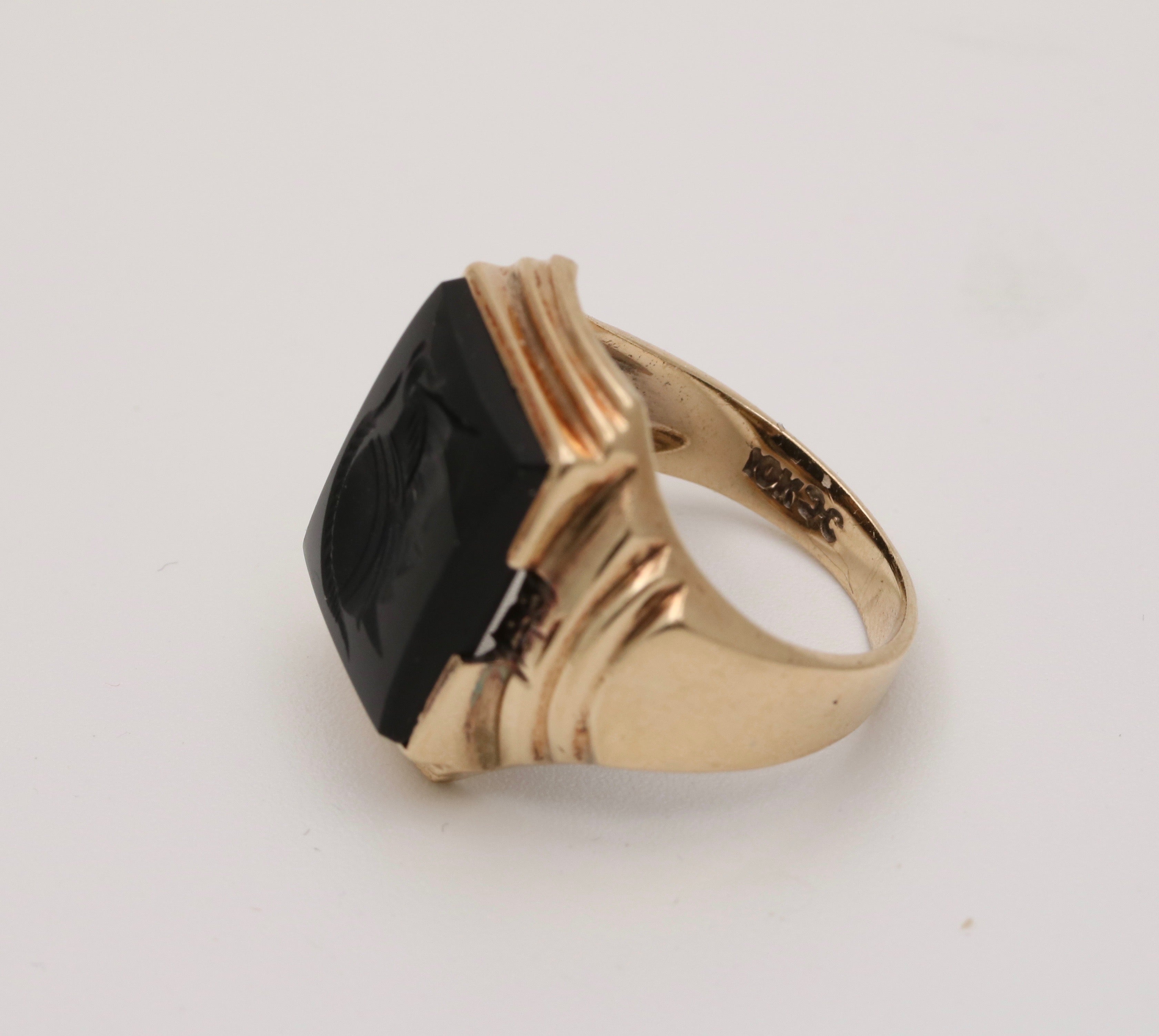 Vintage 10K Yellow Gold Carved Onyx Signet Ring