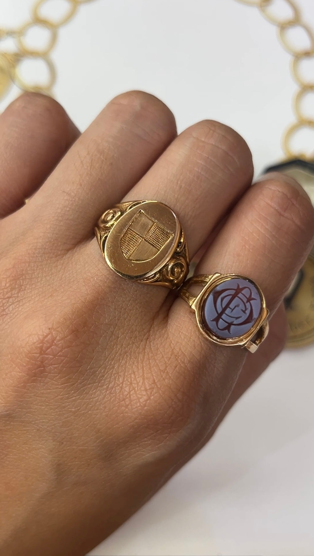 Vintage England 15K Yellow Gold Sardonyx Intaglio Ring