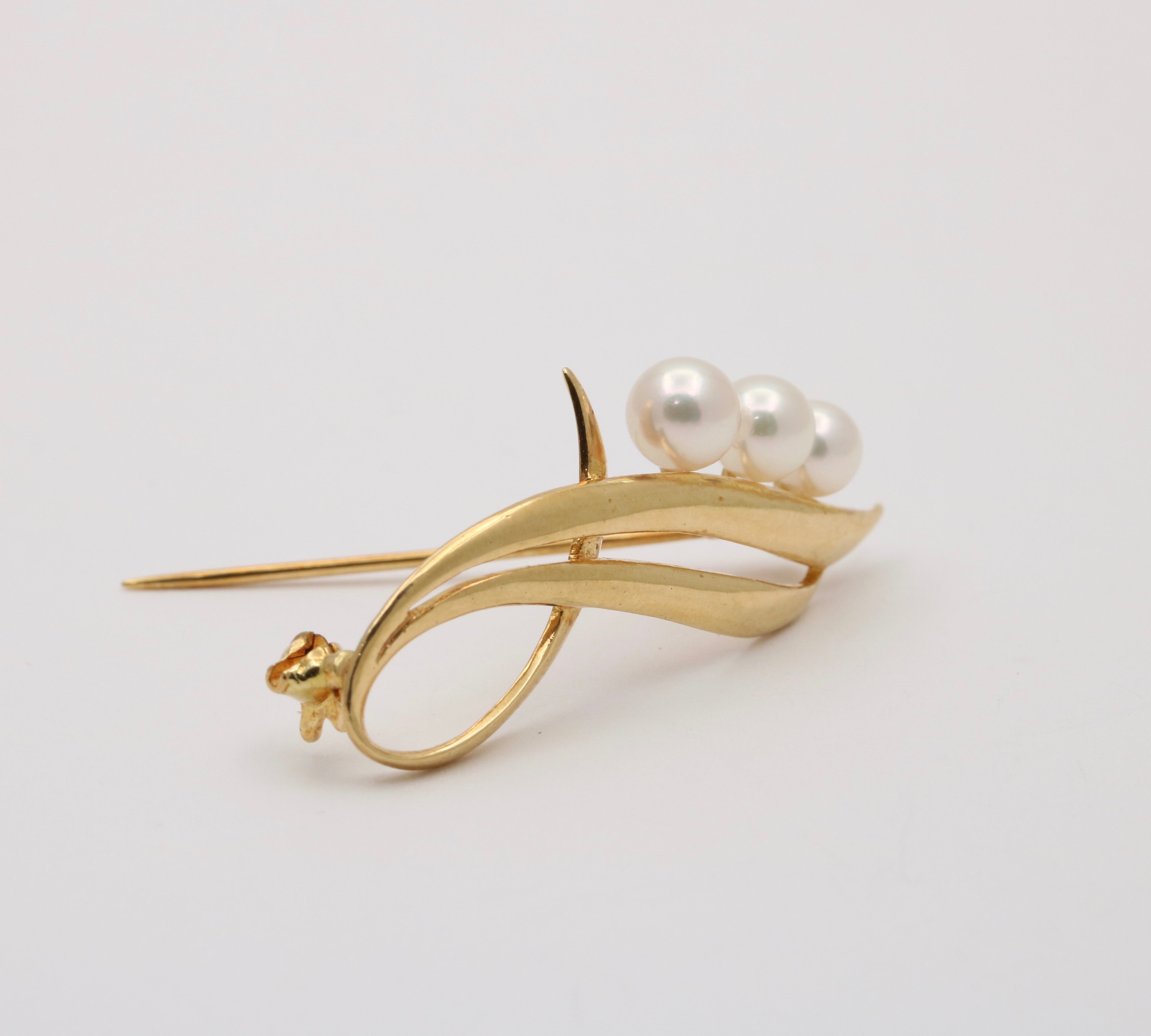 Vintage 18K Yellow Gold  Mikimoto Cultured Pearl Brooch
