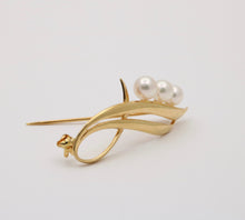 Load image into Gallery viewer, Vintage 18K Yellow Gold  Mikimoto Cultured Pearl Brooch
