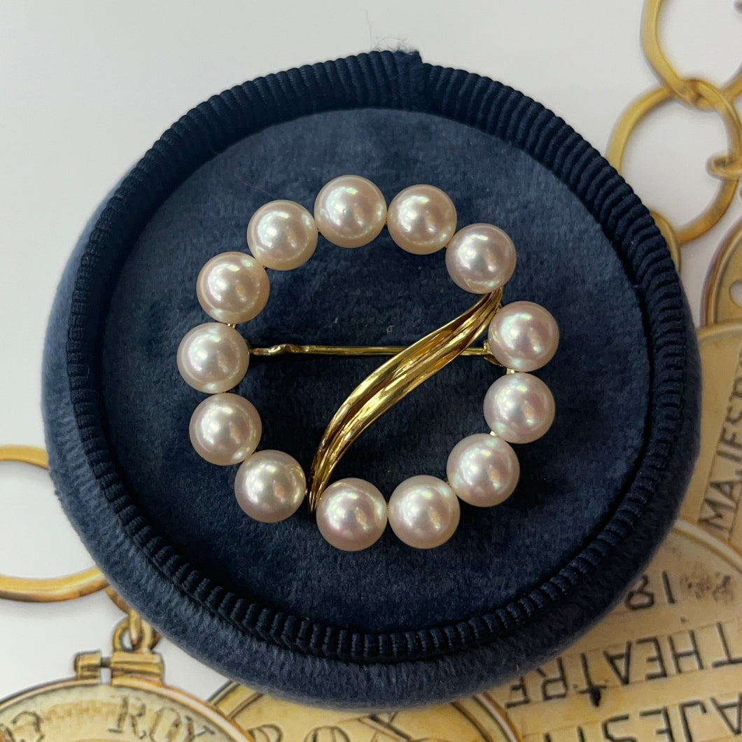 Vintage Mikimoto 18K Yellow Gold Pearl Circle Brooch