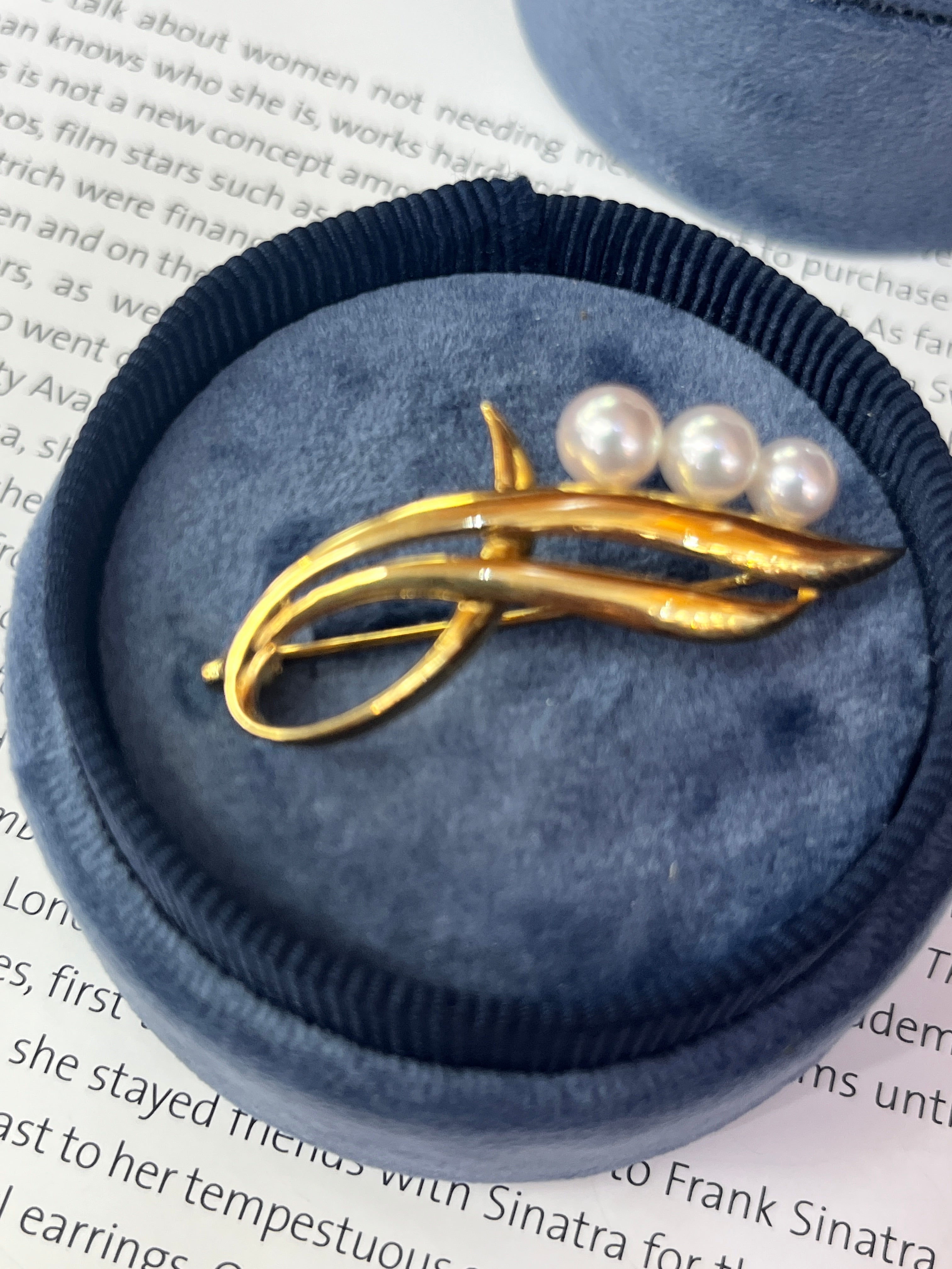 Vintage 18K Yellow Gold  Mikimoto Cultured Pearl Brooch