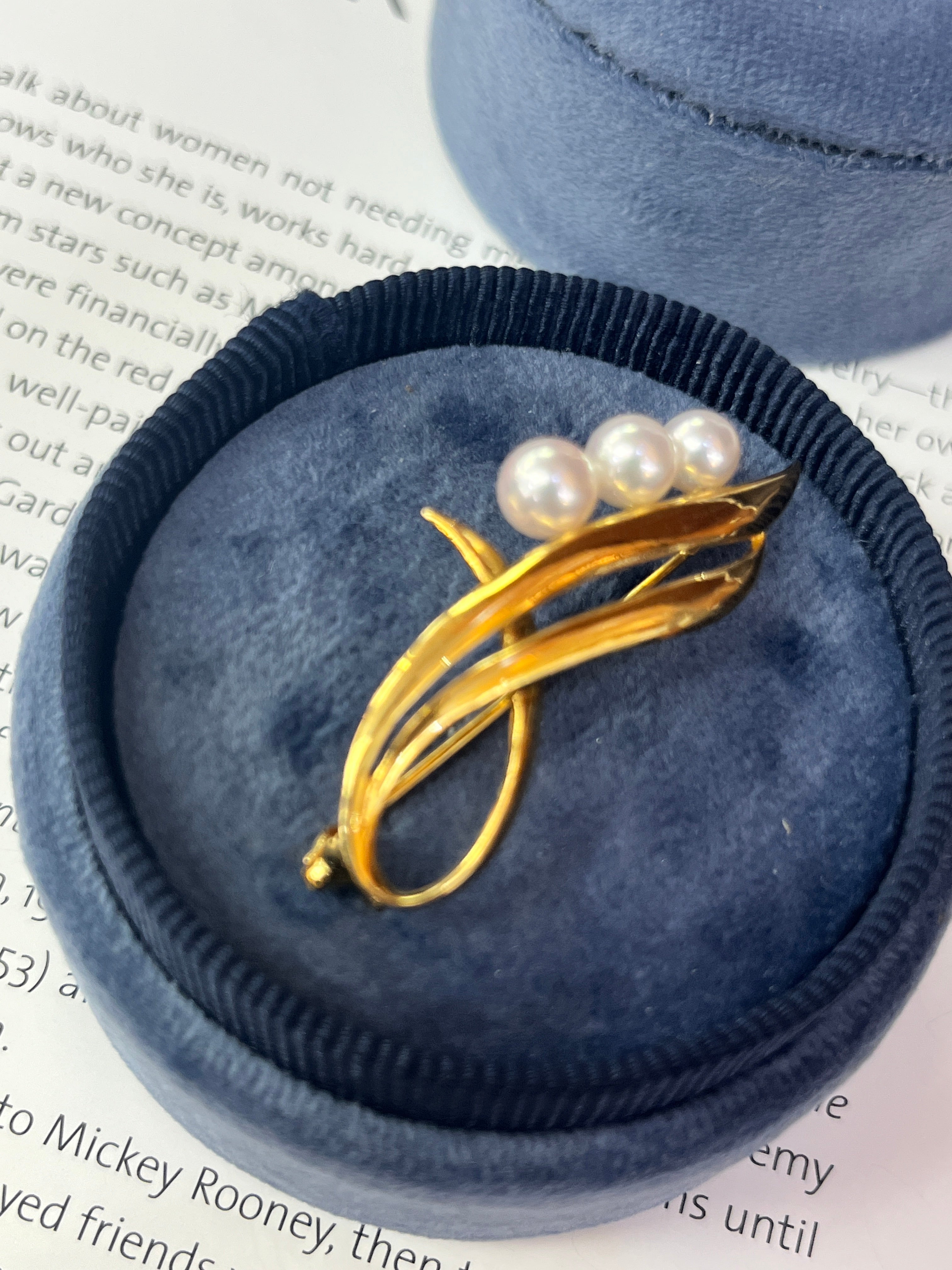 Vintage 18K Yellow Gold  Mikimoto Cultured Pearl Brooch
