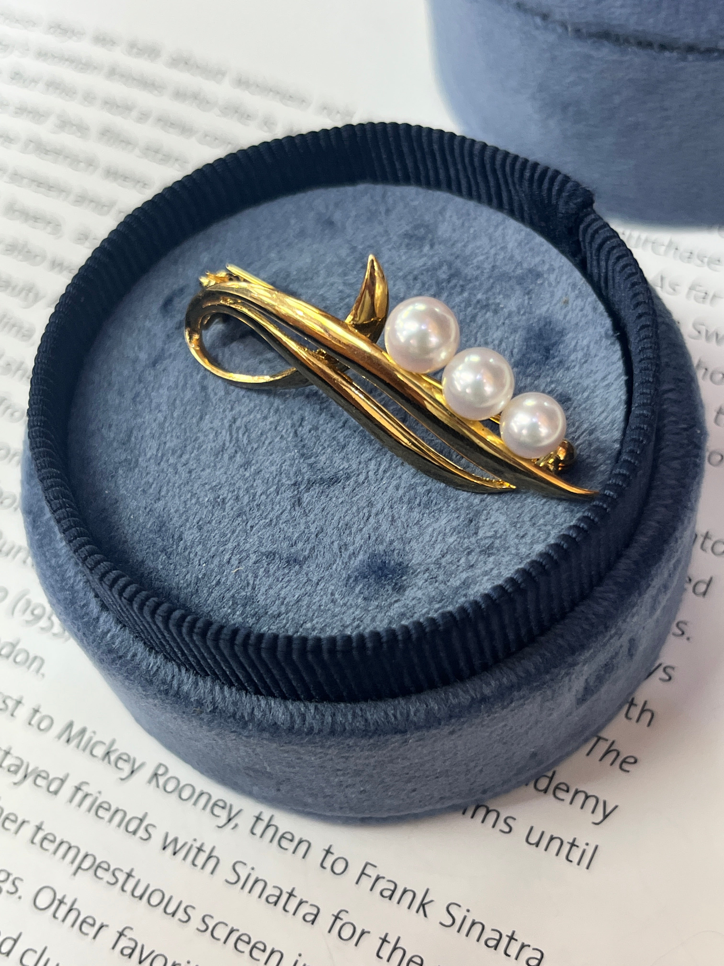 Vintage 18K Yellow Gold  Mikimoto Cultured Pearl Brooch