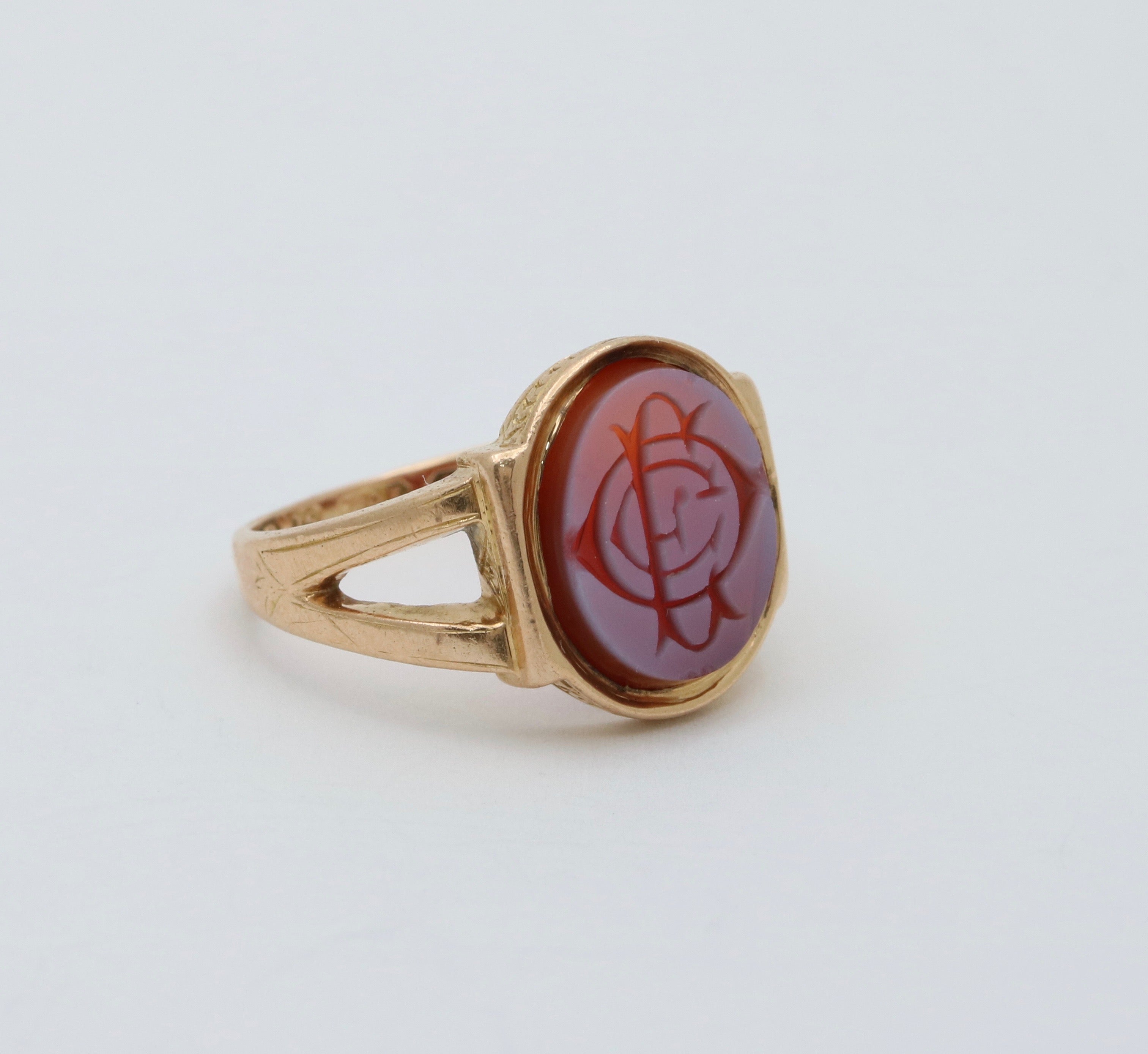 Vintage England 15K Yellow Gold Sardonyx Intaglio Ring