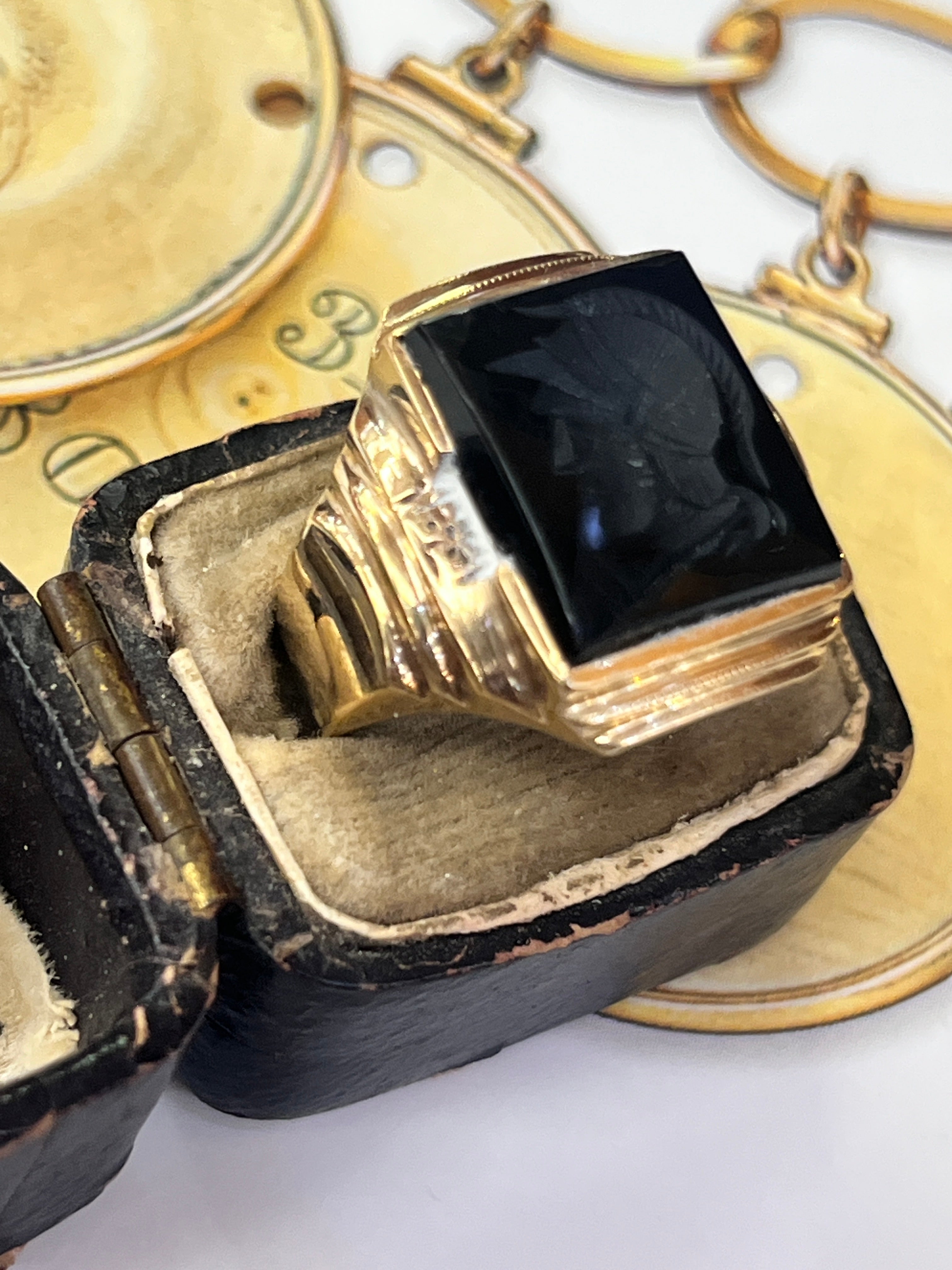 Vintage 10K Yellow Gold Carved Onyx Signet Ring