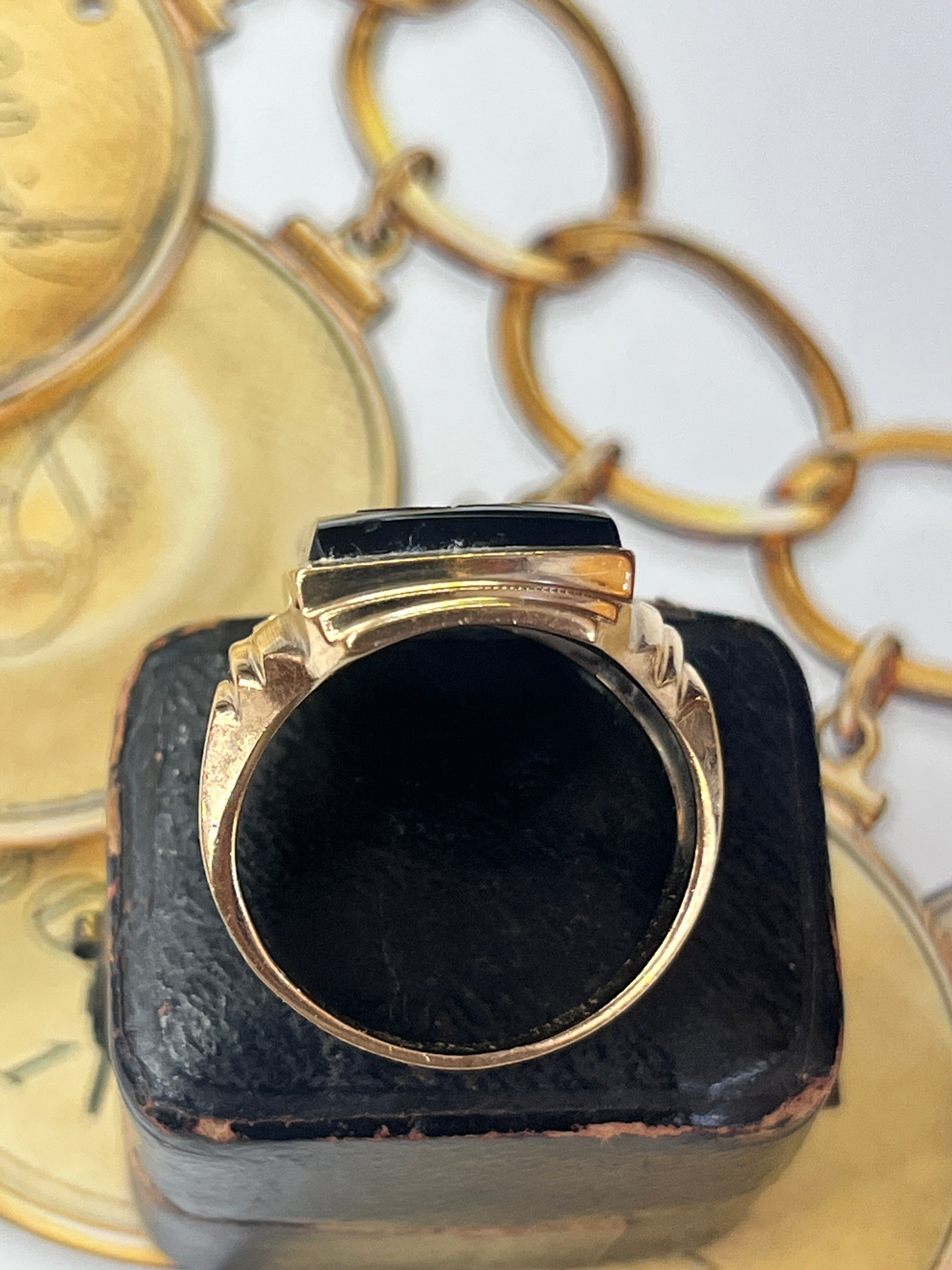 Vintage 10K Yellow Gold Carved Onyx Signet Ring