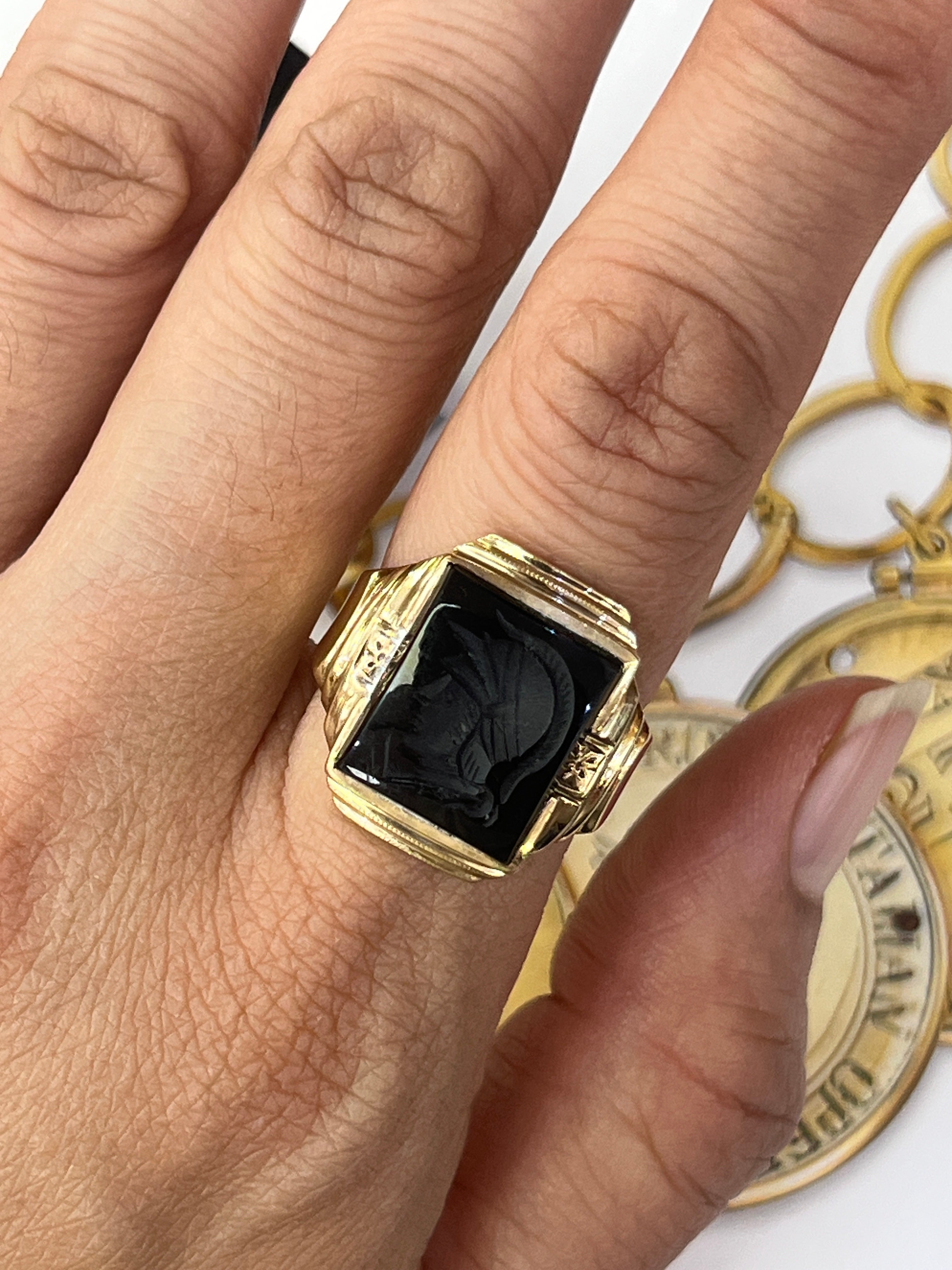 Vintage 10K Yellow Gold Carved Onyx Signet Ring