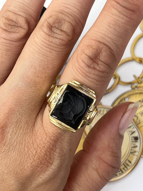 Vintage 10K Yellow Gold Carved Onyx Signet Ring