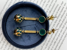 Load image into Gallery viewer, Vintage 10K Yellow Gold Green Chrysoprase Dangling Earrings
