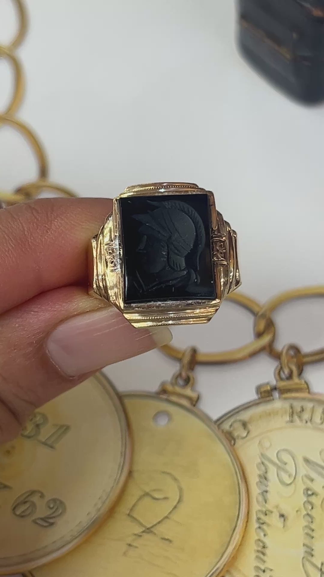 Vintage 10K Yellow Gold Carved Onyx Signet Ring