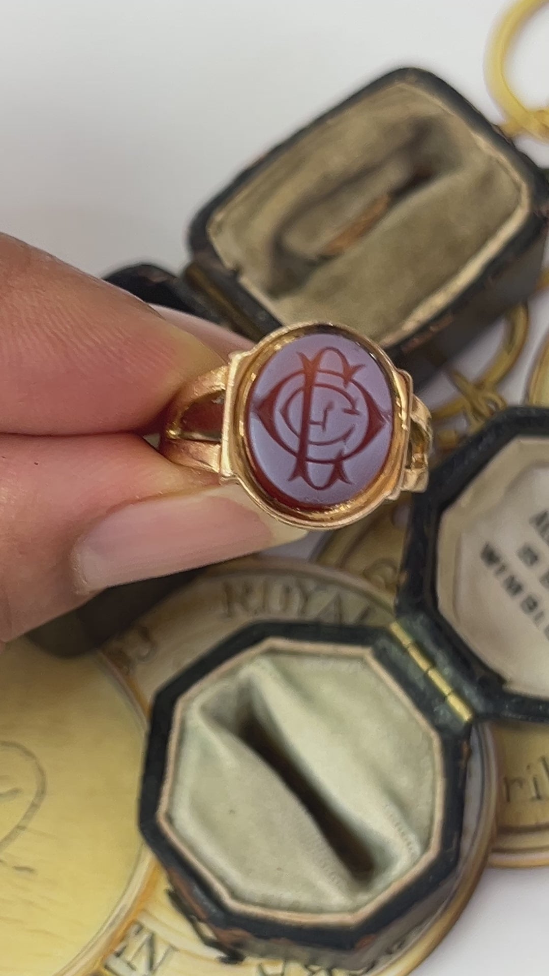 Vintage England 15K Yellow Gold Sardonyx Intaglio Ring