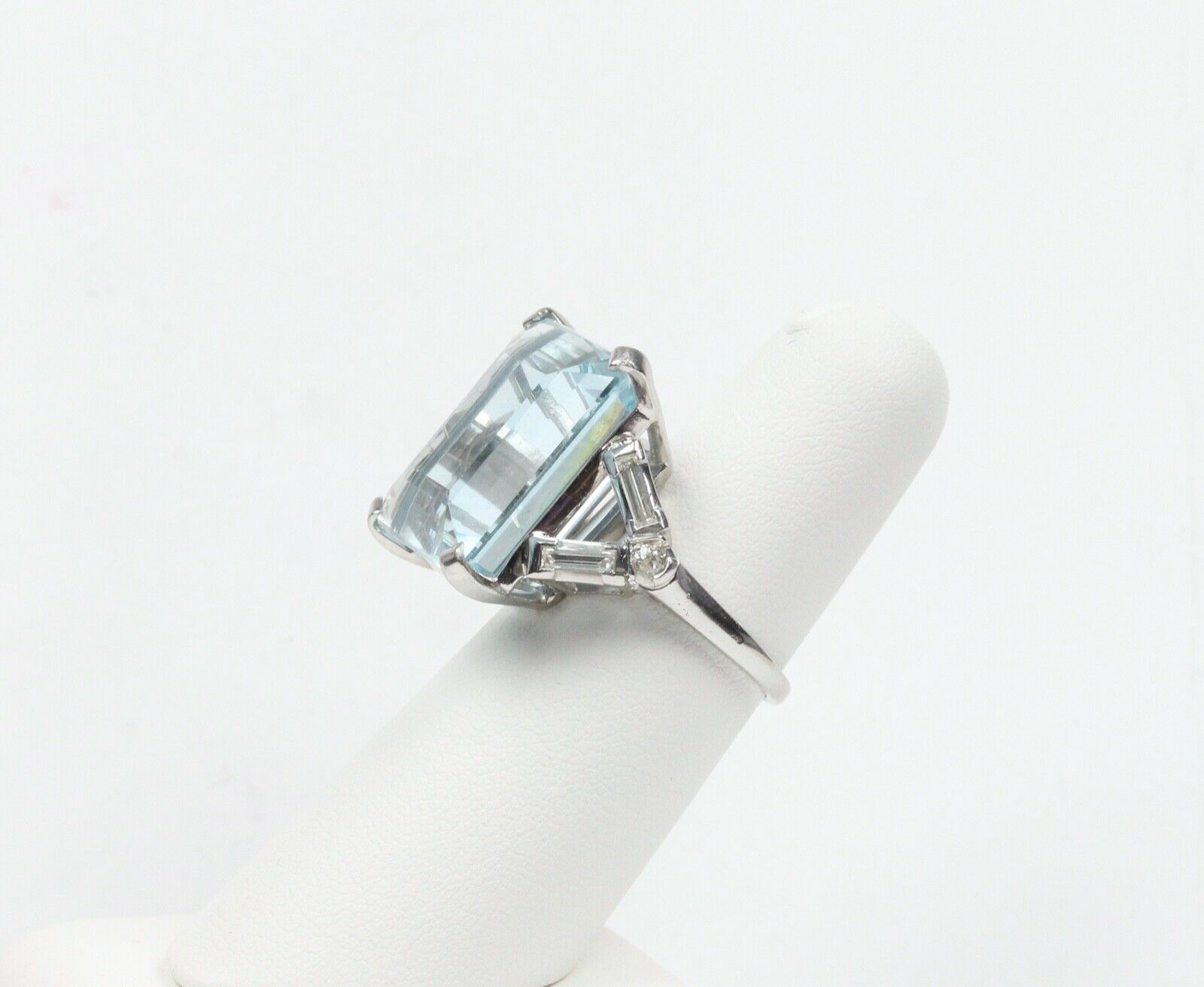 Beautiful Vintage Ladies Aquamarine Diamonds Platinum Ring