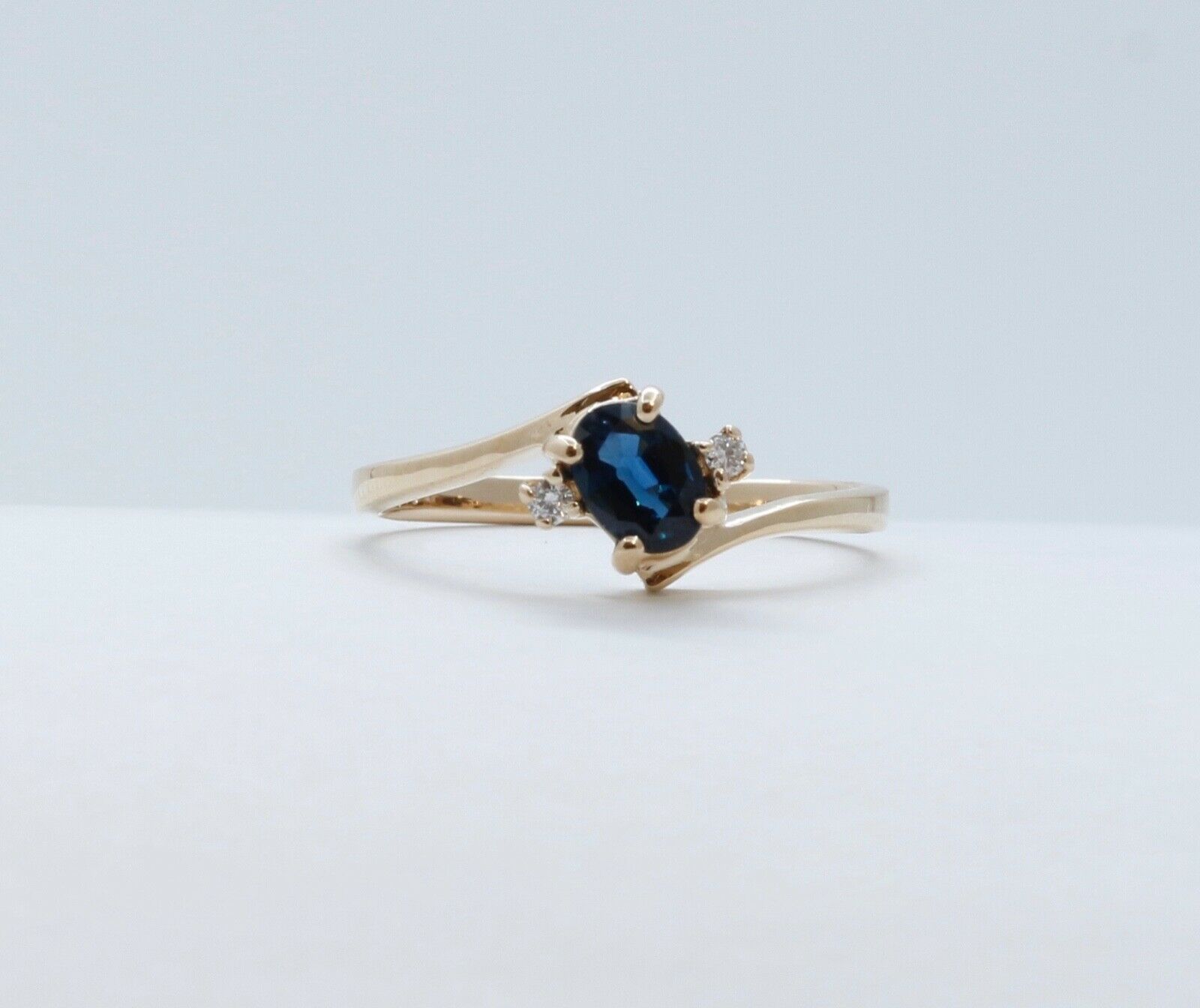 Vintage Bypass Blue Sapphire Diamonds 18K Yellow Gold Ring