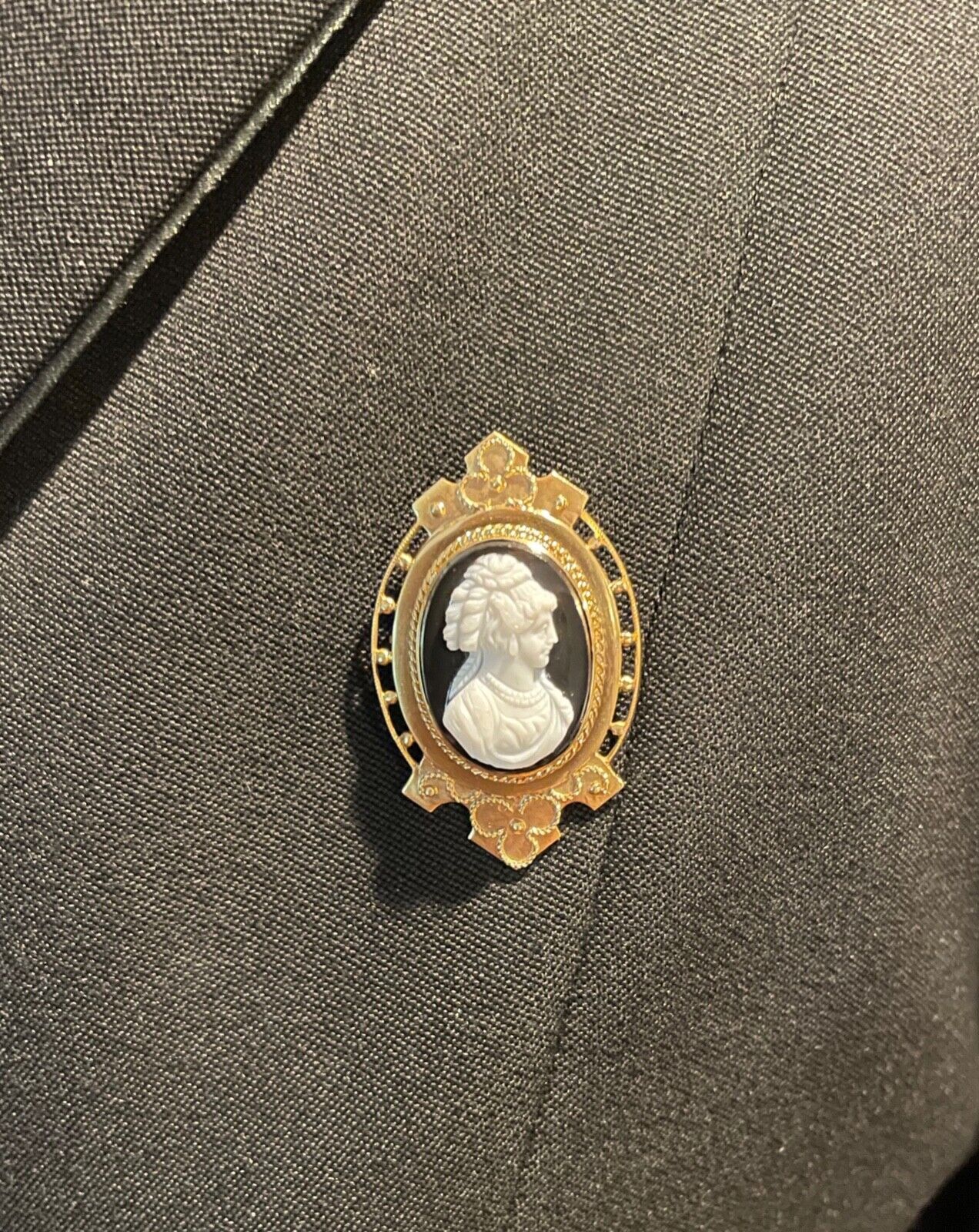 Antique 10K Yellow Gold Onyx Cameo Pendant Brooch