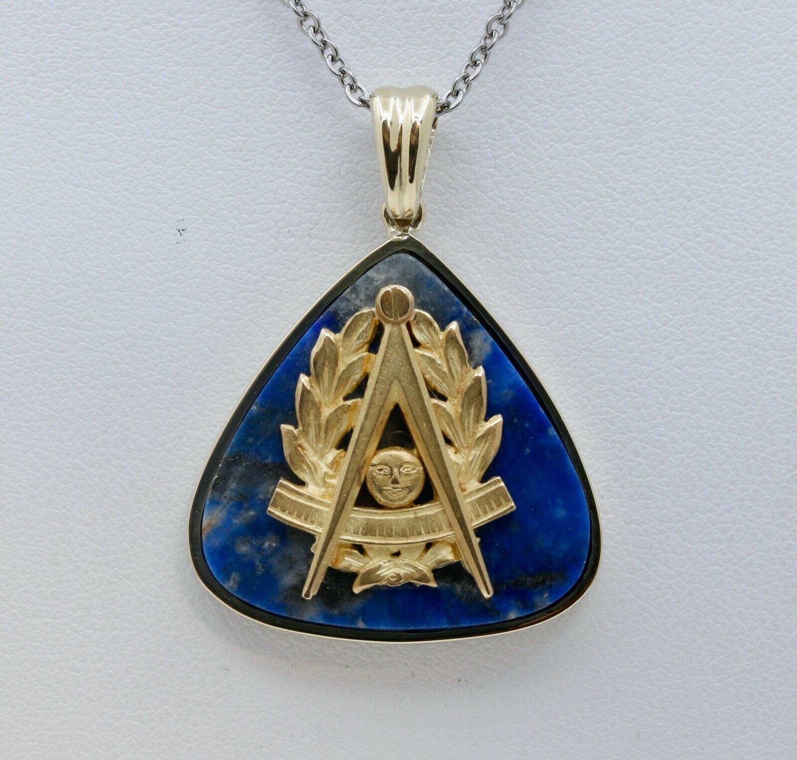 Vintage 18K Yellow Gold Lapis Past Master Masonic Pendant