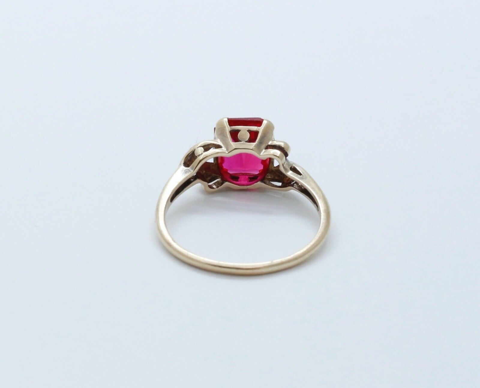 Vintage Ladies Synthetic Ruby 10K Yellow Gold Ring