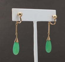 Load image into Gallery viewer, Vintage 14K Yellow Gold Green Chrysoprase Drop Earrings, Screw Back Earrings.
